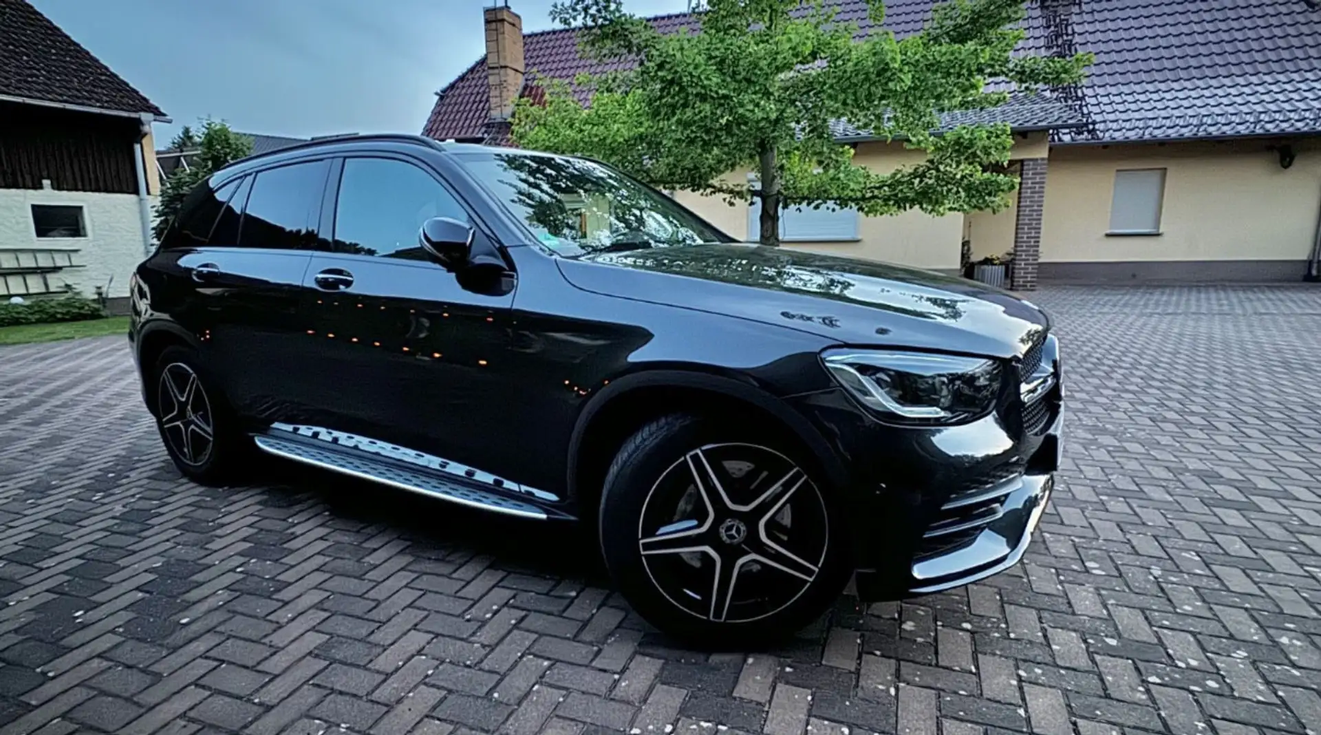 Mercedes-Benz GLC 300 4Matic AMG Paket Vollausstattung Garantie 08.2026 Grau - 2