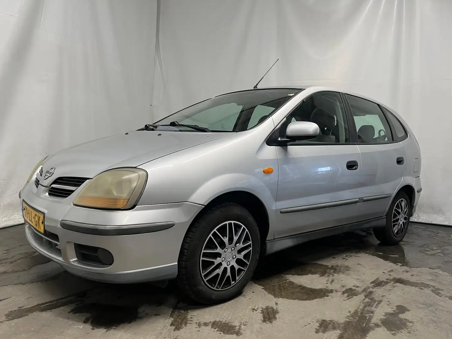 Nissan Almera Tino 1.8 - Schade Grau - 2