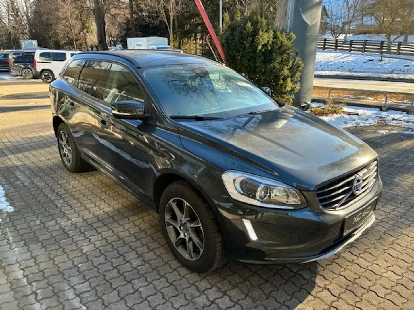 Volvo XC60 D3 Business Aut. *NAVI*XENON*SZH*RFK*FAMILY PAKET* Grau - 1