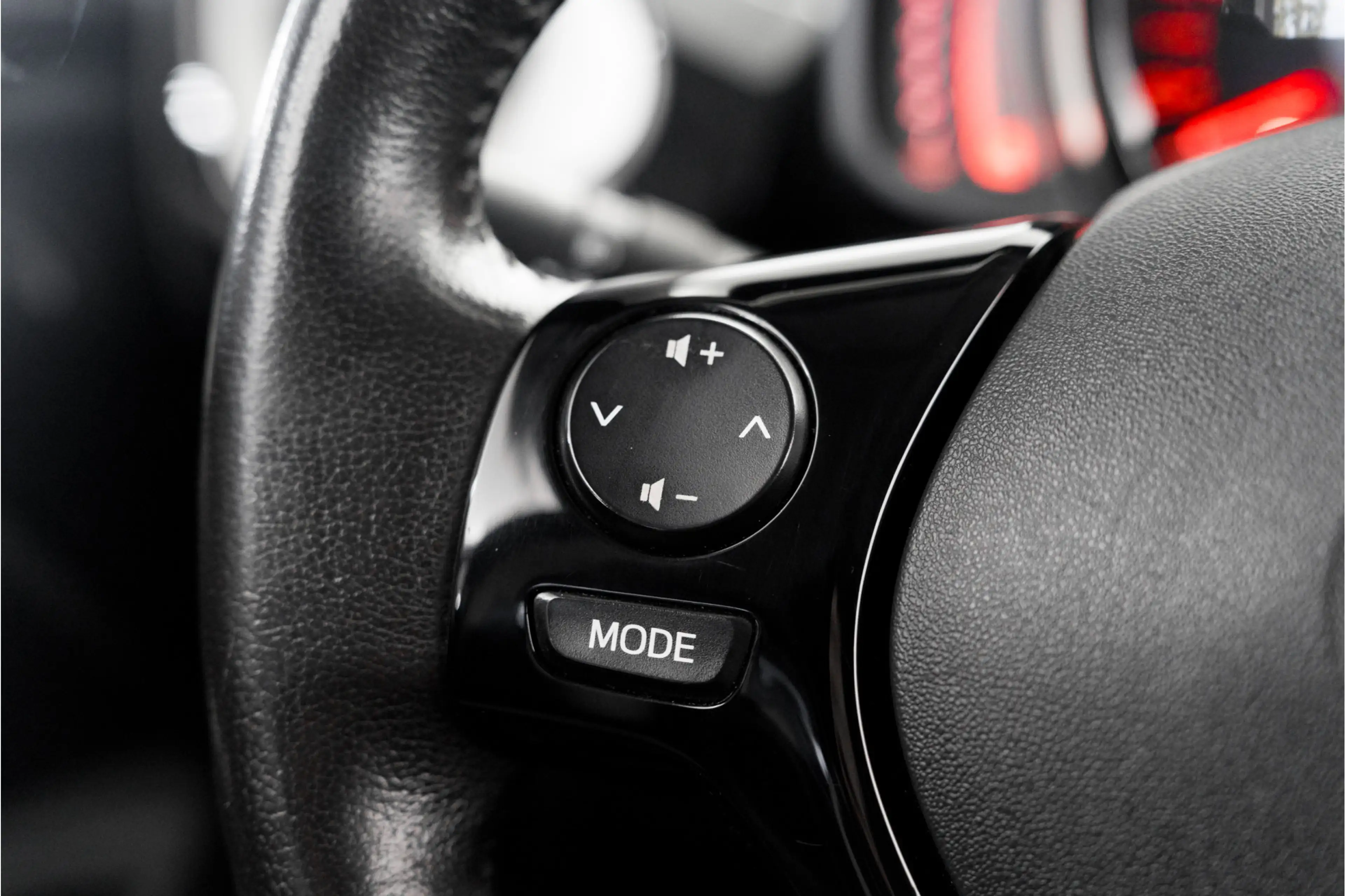 Toyota Aygo 1.0 VVT-i x-cite Camera Keyless Clima — photo 21