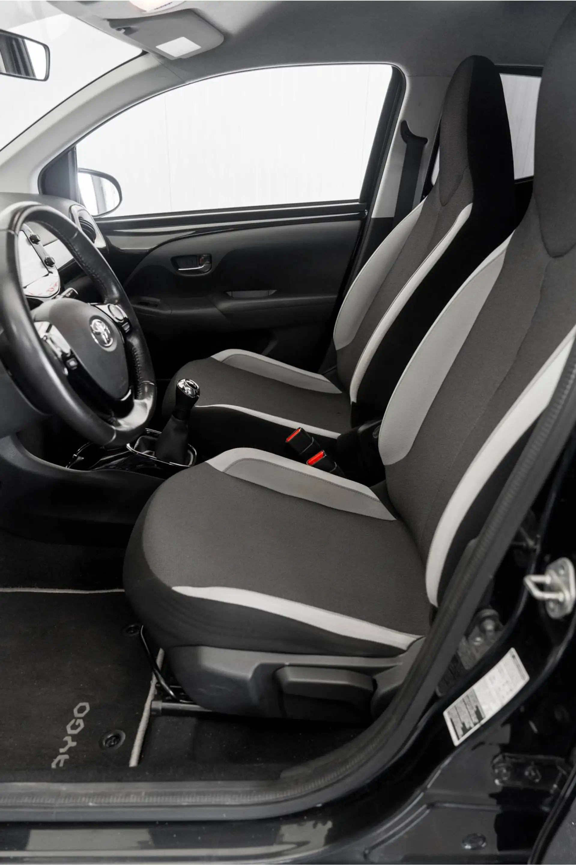 Toyota Aygo 1.0 VVT-i x-cite Camera Keyless Clima — photo 23