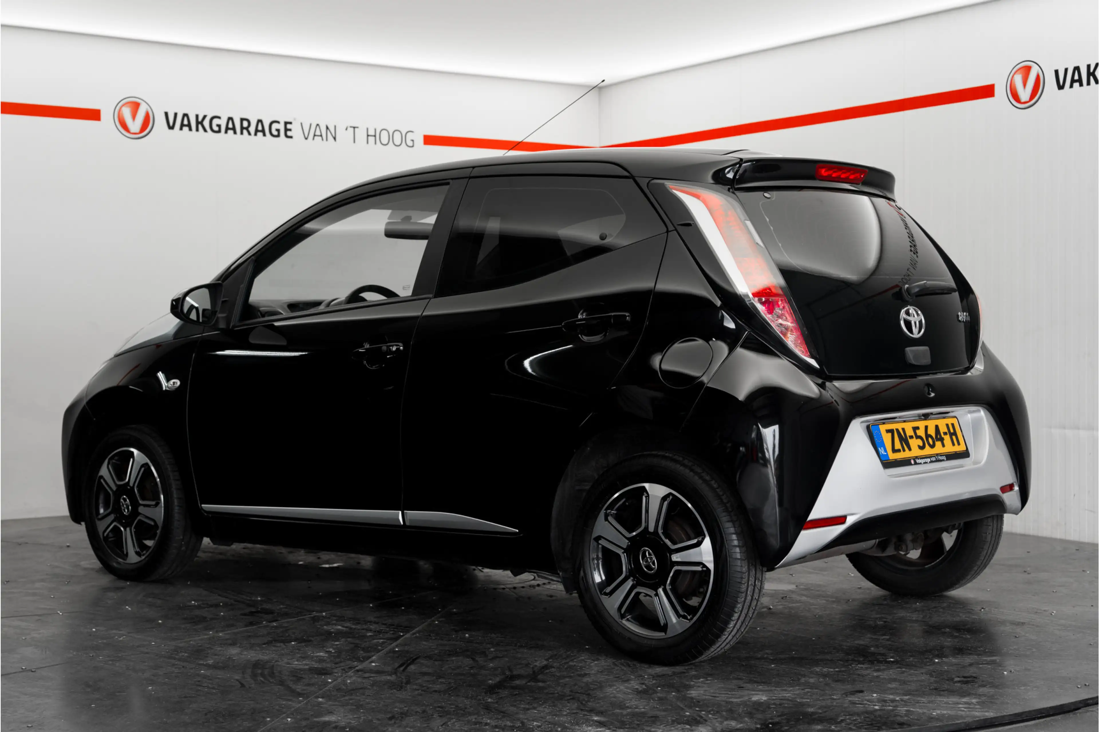 Toyota Aygo 1.0 VVT-i x-cite Camera Keyless Clima — photo 11