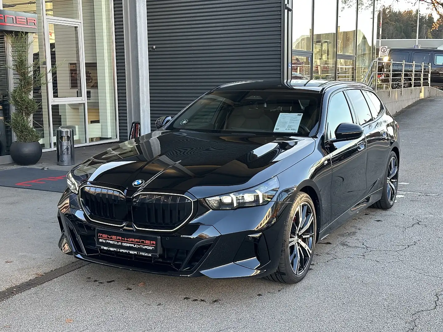 BMW 520 i Touring MHEV Aut. M-Paket Pro, AHK, 20" Alu, ... Schwarz - 1