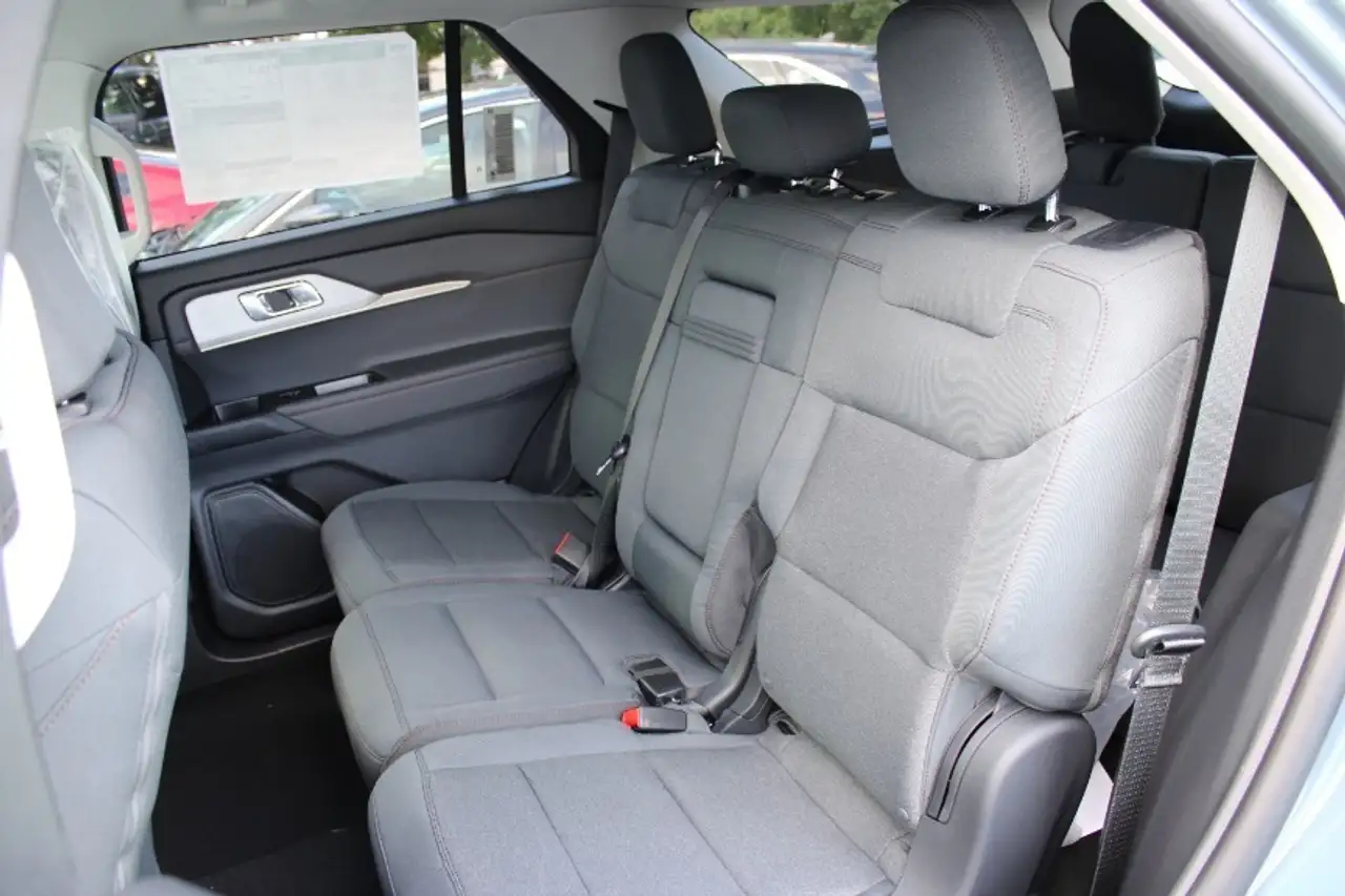 Ford Explorer photo Ford Explorer
