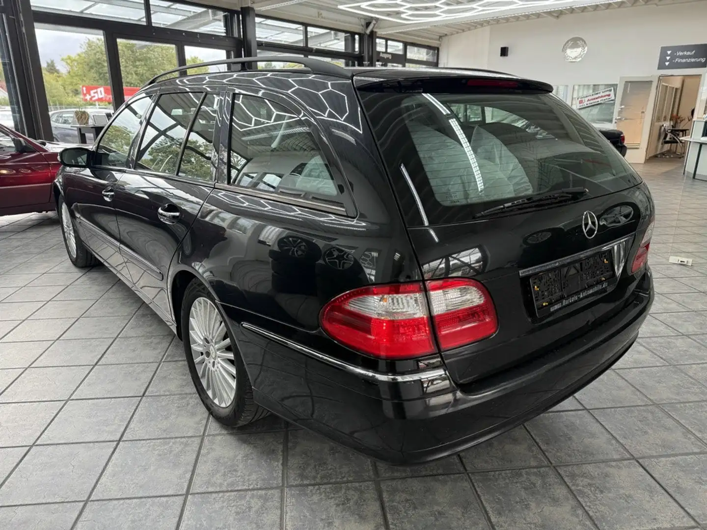 Mercedes-Benz E 220 T CDI Elegance, Leder, GSHD, Navi Zwart - 2