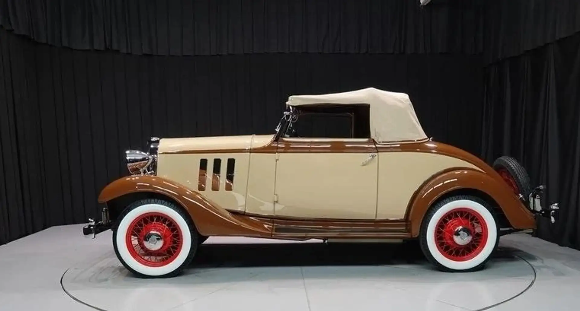 Chevrolet Master Convertible Beige - 2