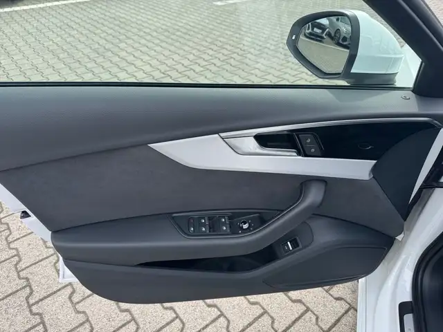 Audi A4 view 16