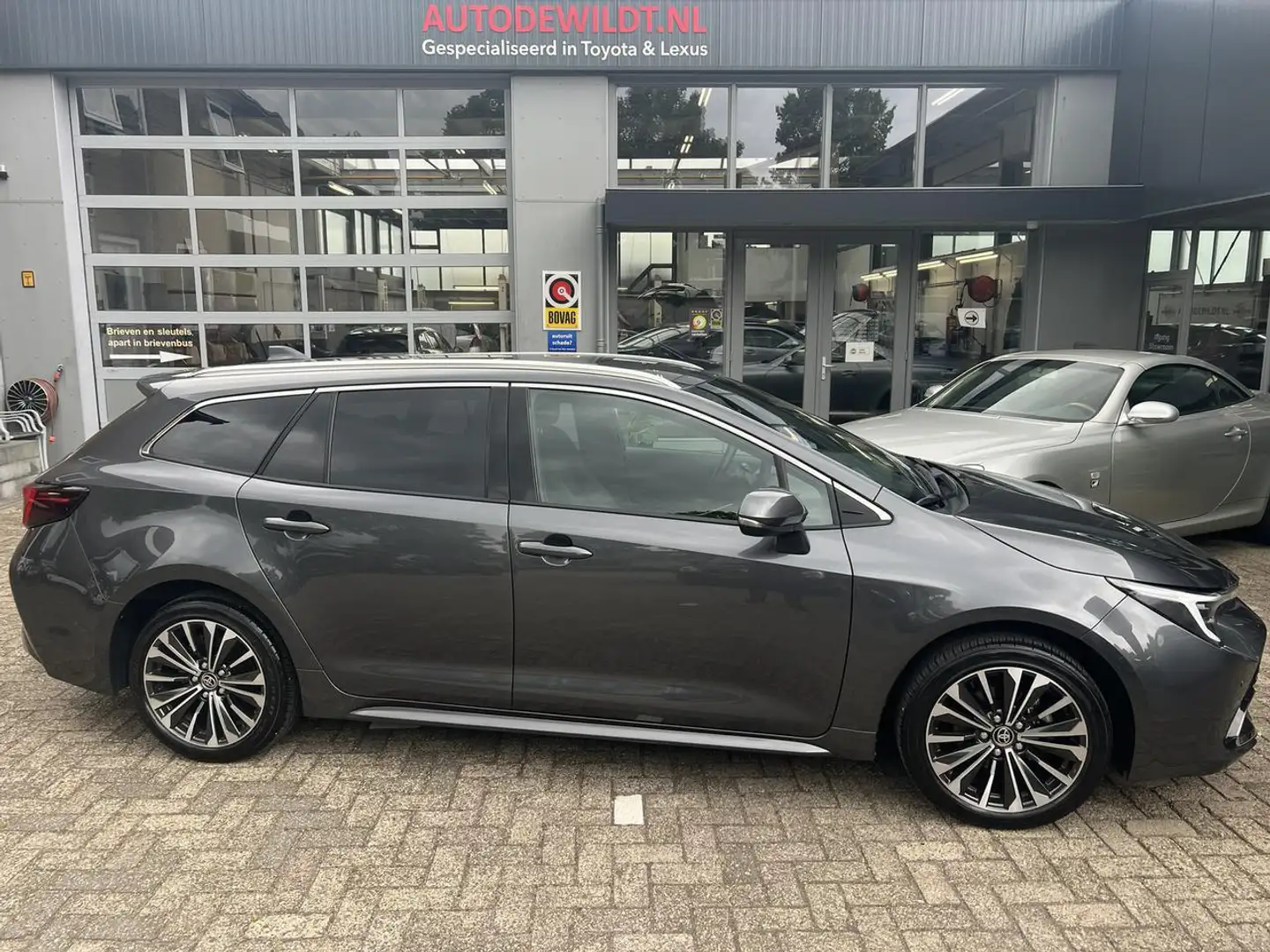Toyota Corolla TS 1.8 Hybrid 140 Style A/T + FABRIEKSGARANTIE Grigio - 1
