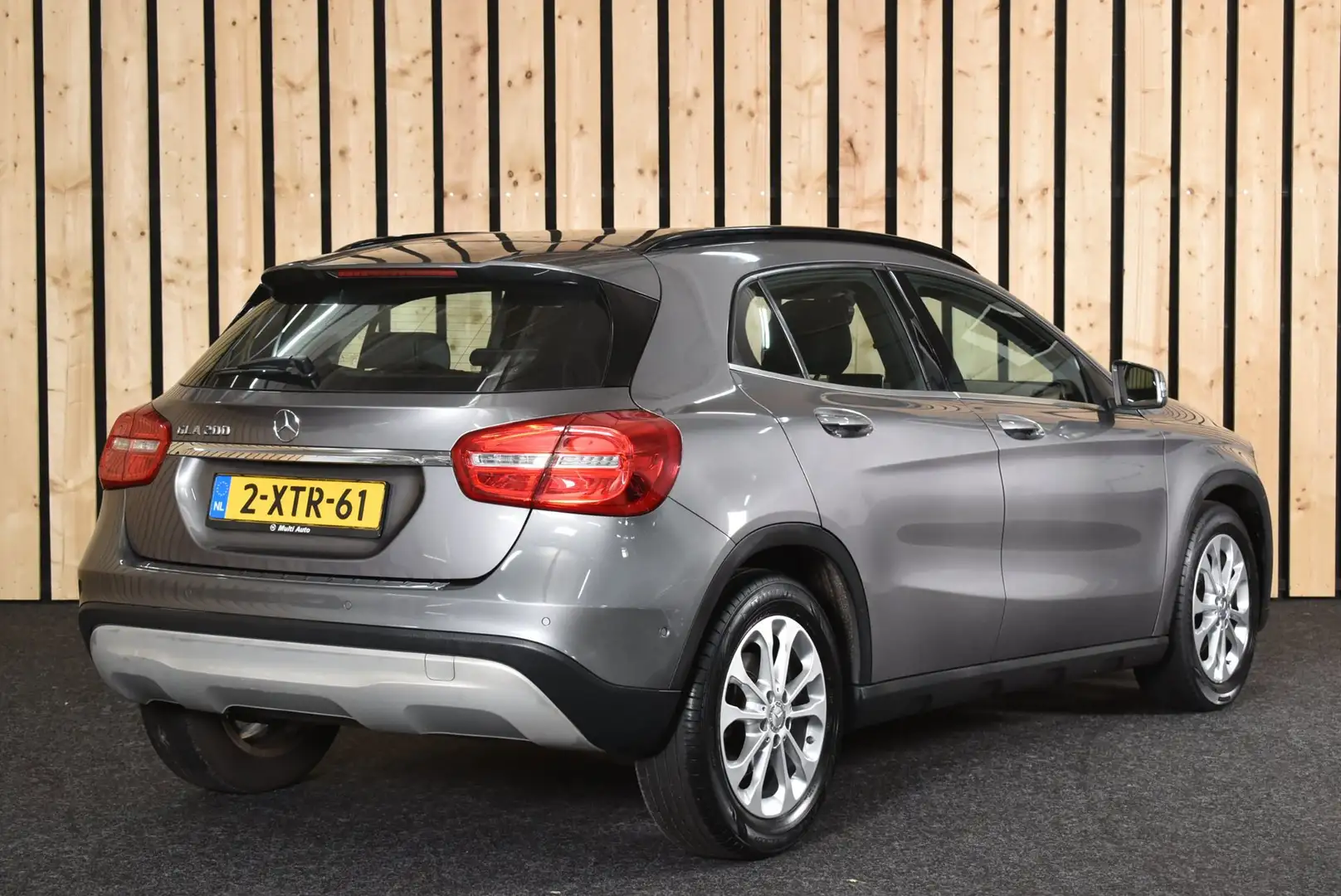 Mercedes-Benz GLA 200 Ambition 122dkm NL Auto Bi-Xenon Navi Airco Cruise Grijs - 2