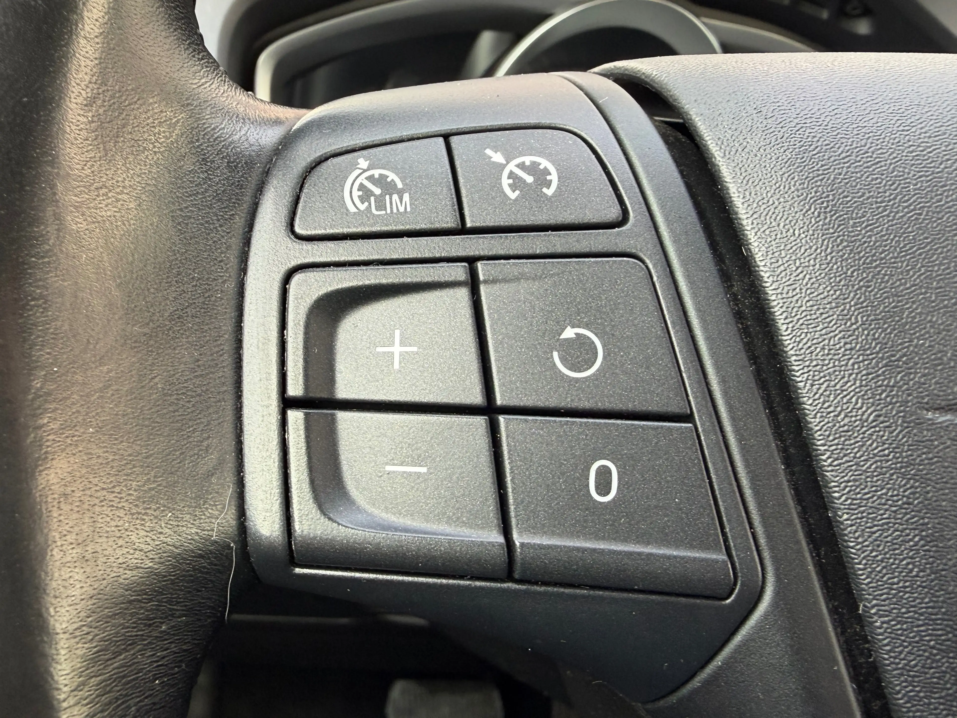 Volvo V40 2.0 D2 Geartronic - Navigation - Euro 6b — photo 15