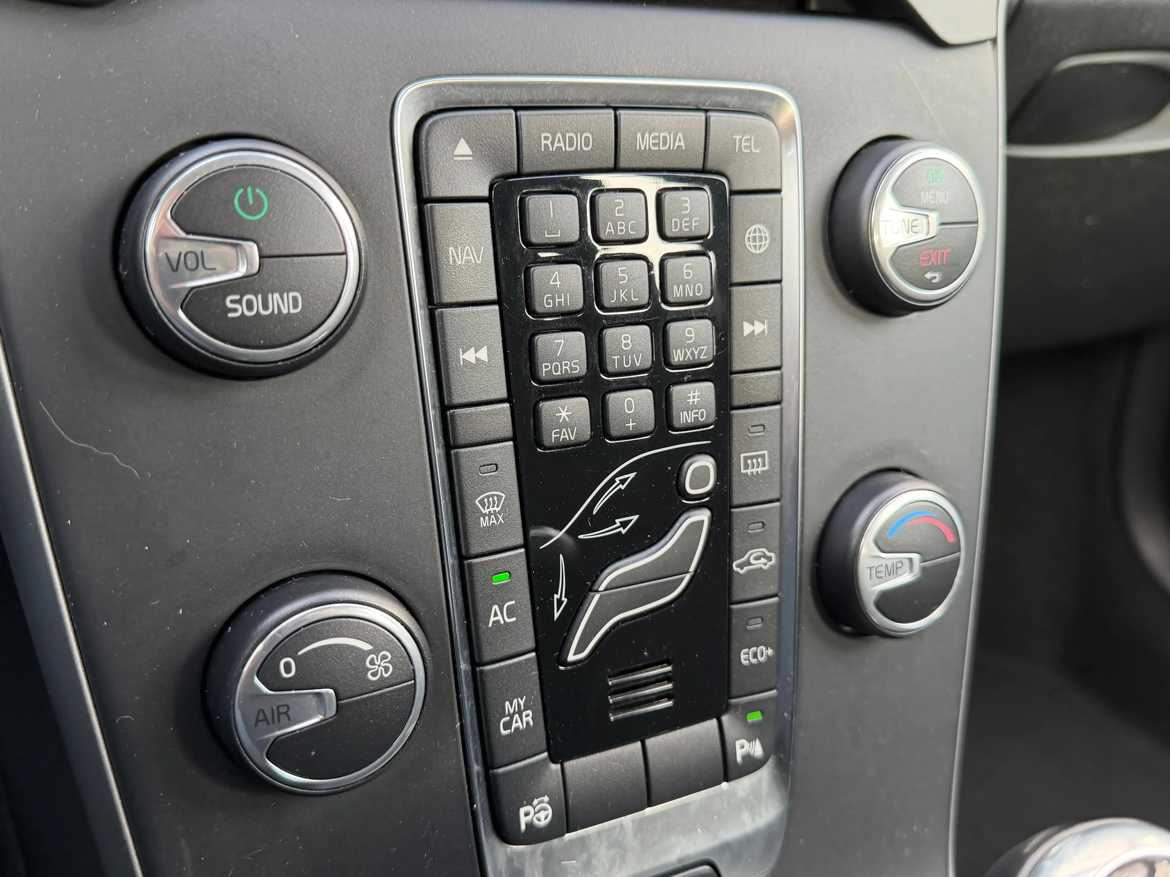 Volvo V40 2.0 D2 Geartronic - Navigation - Euro 6b — photo 12