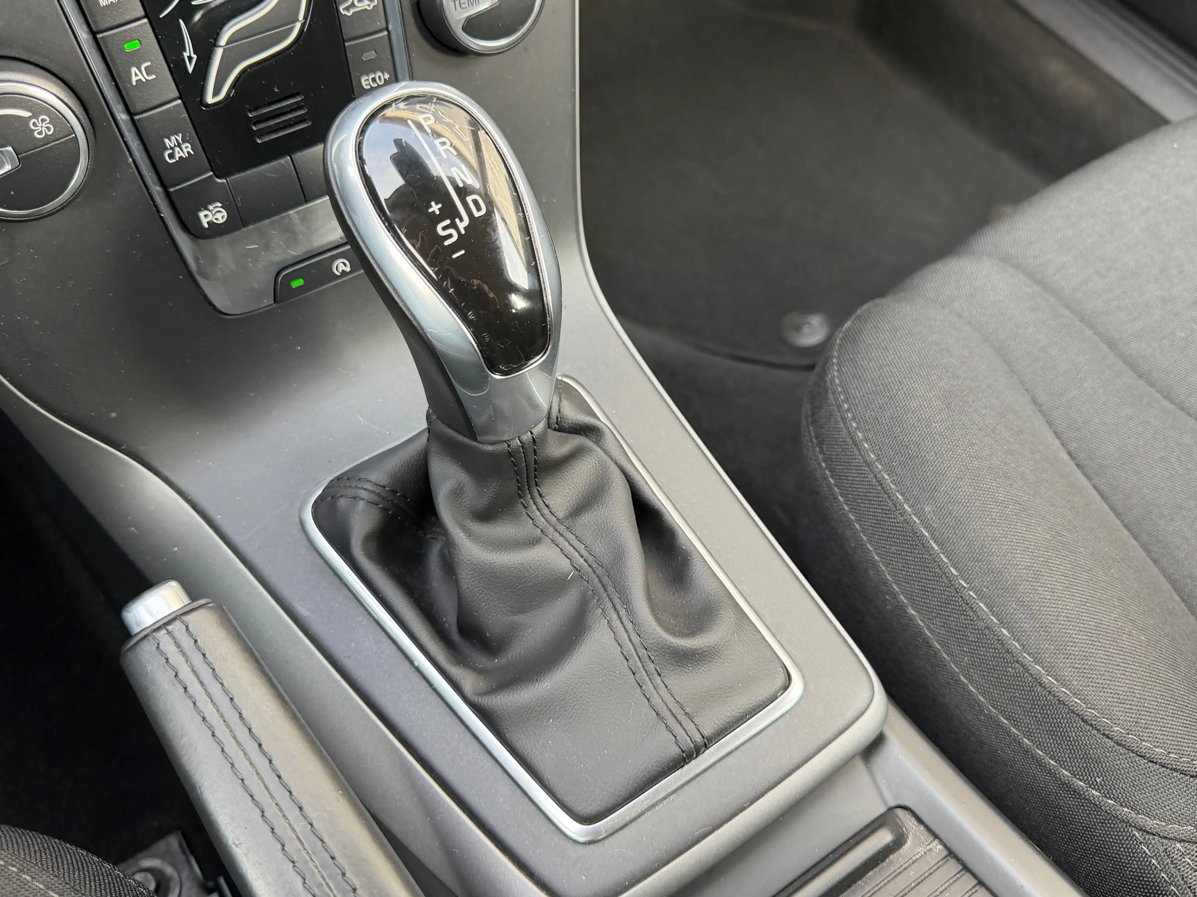 Volvo V40 2.0 D2 Geartronic - Navigation - Euro 6b — photo 11