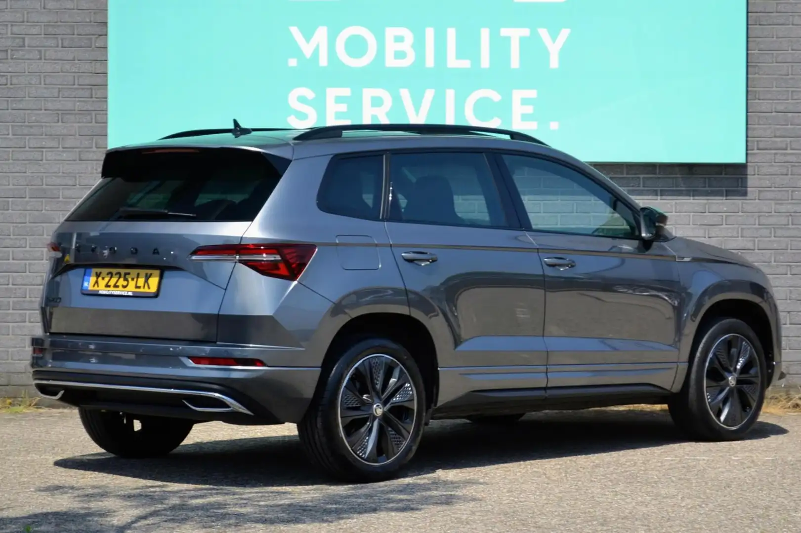 Skoda Karoq 1.5 TSI ACT Sportline Business Pano Sportstoel Car Grijs - 2