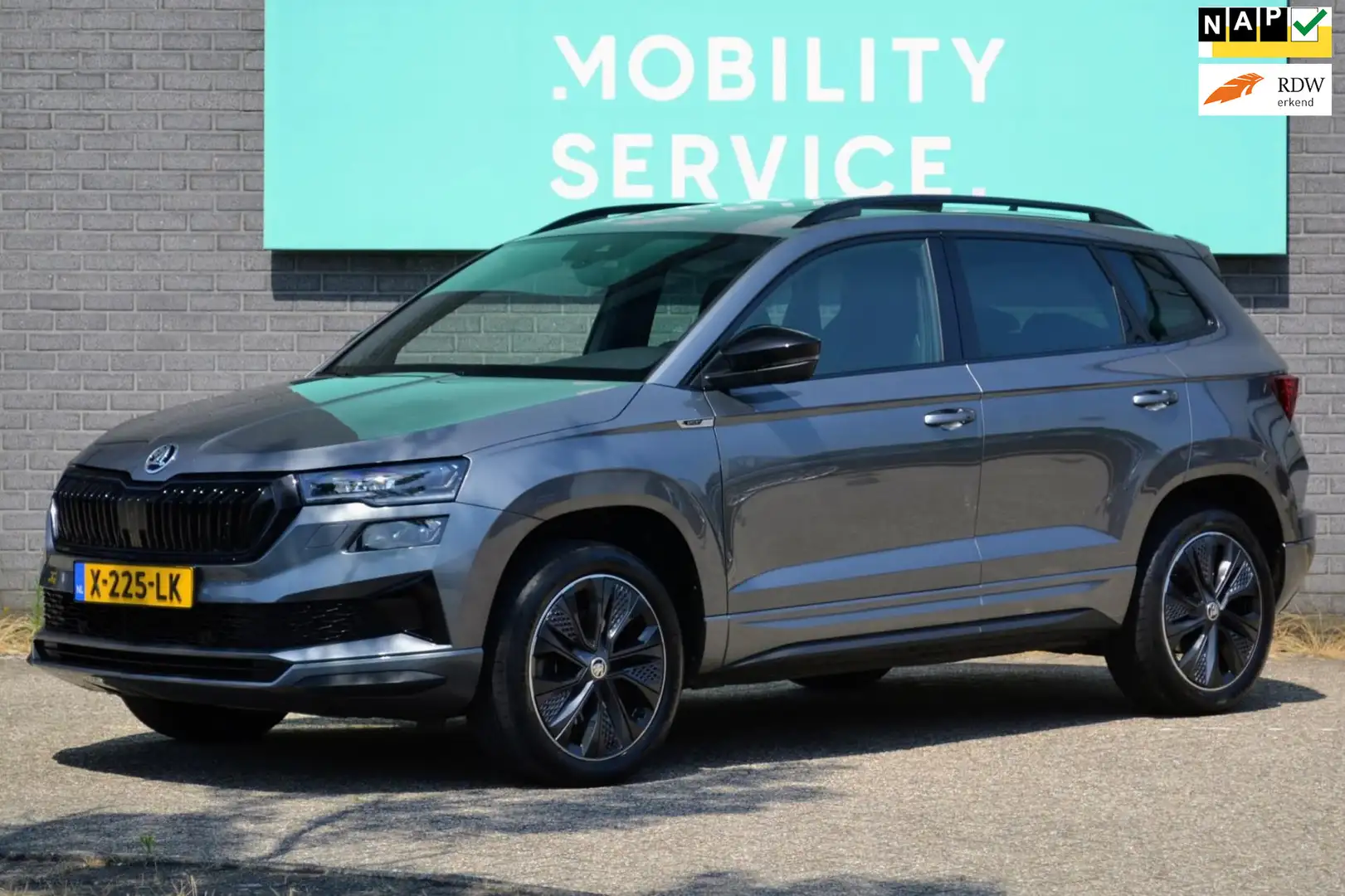 Skoda Karoq 1.5 TSI ACT Sportline Business Pano Sportstoel Car Grijs - 1