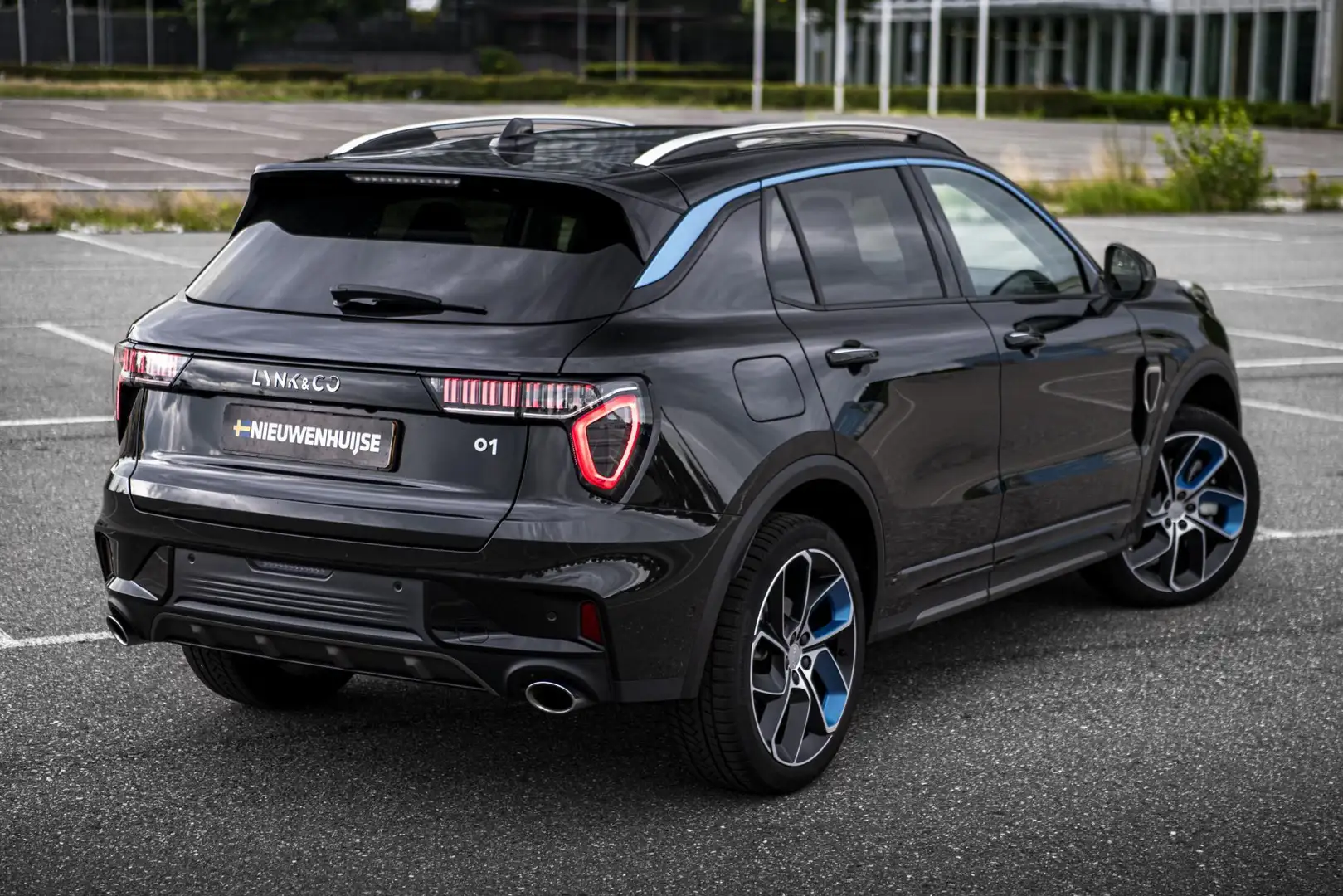Lynk & Co 01 1.5 Plug-in Hybrid | Panoramadak | 360 Camera | Ad Zwart - 2