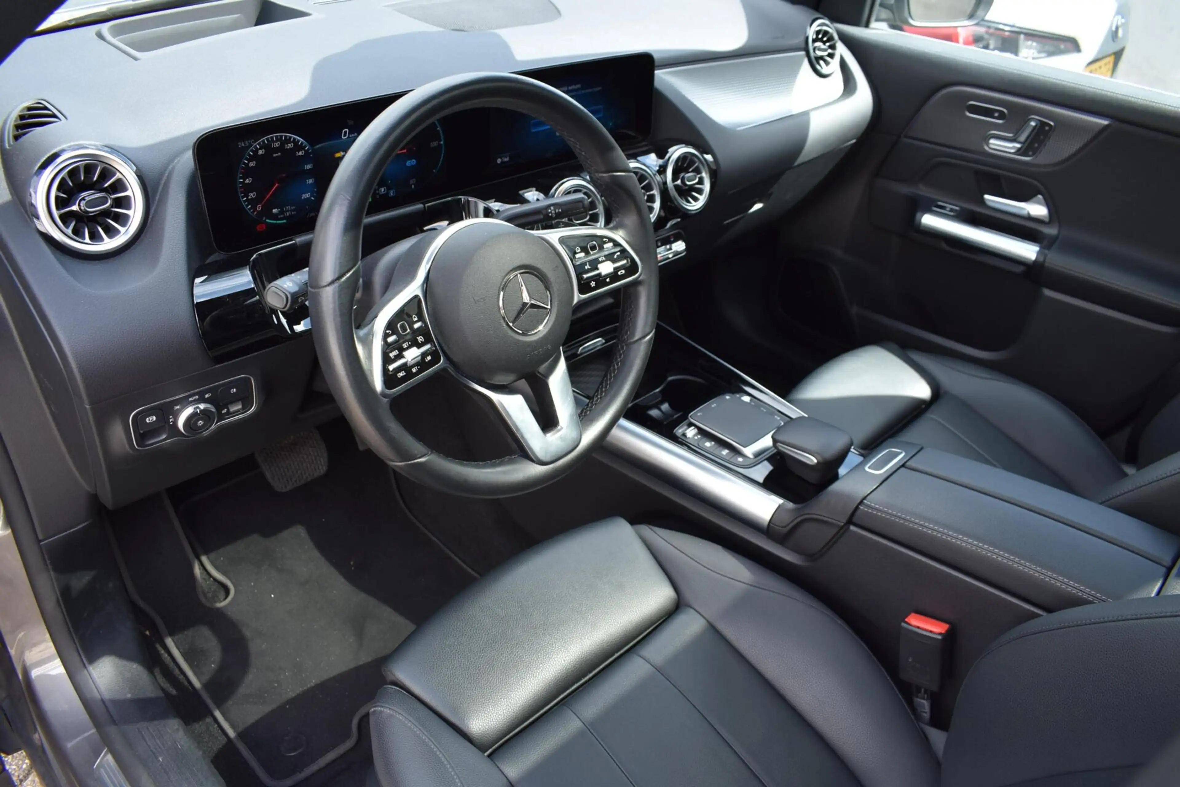 Mercedes-Benz EQA 250 Business Solution Luxury 67 kWh | Pano | Sfeerverl — photo 11