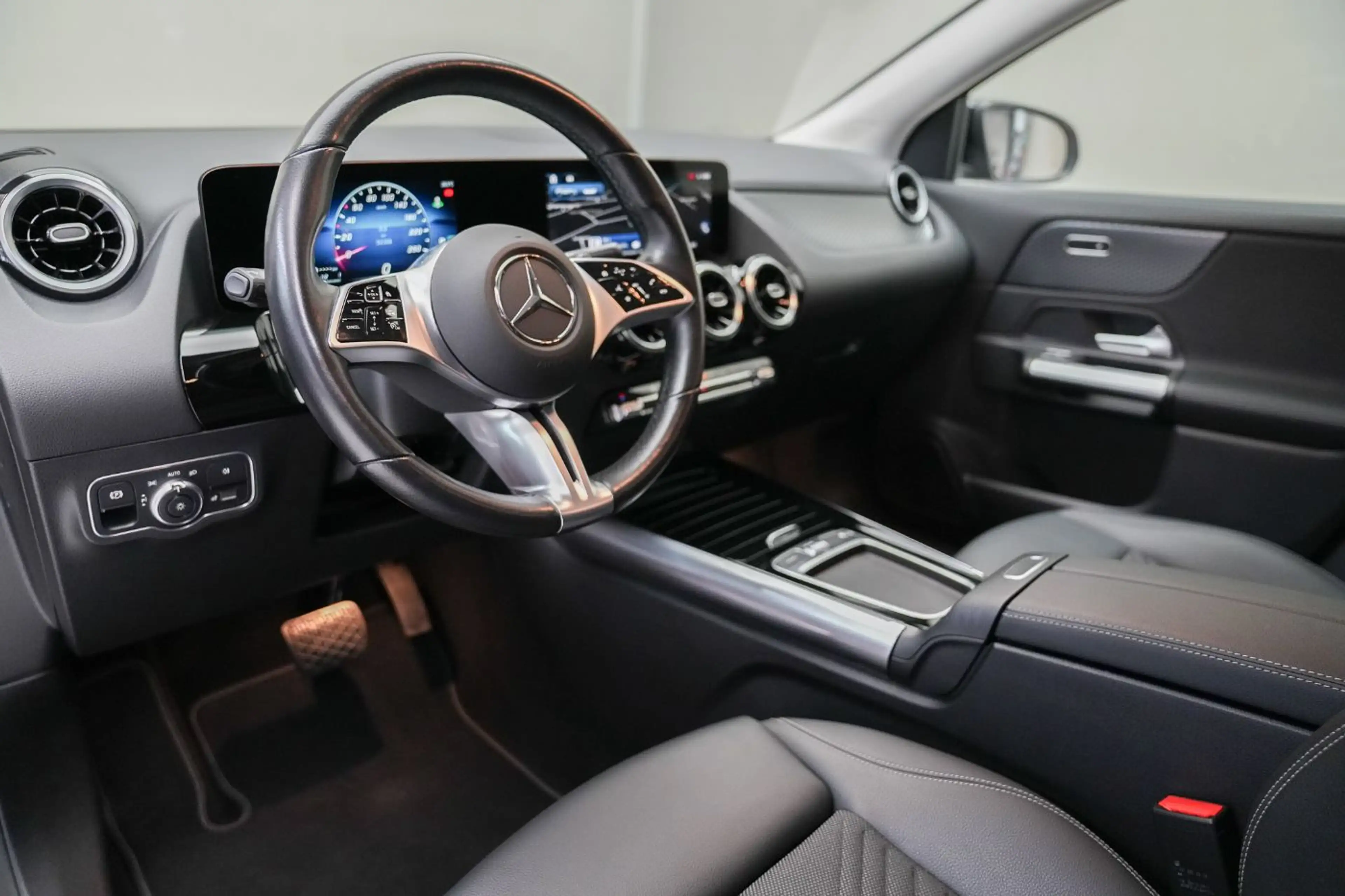 Mercedes-Benz GLA 180 Österreich-Edition Night KAM FLA el.Heck — photo 6