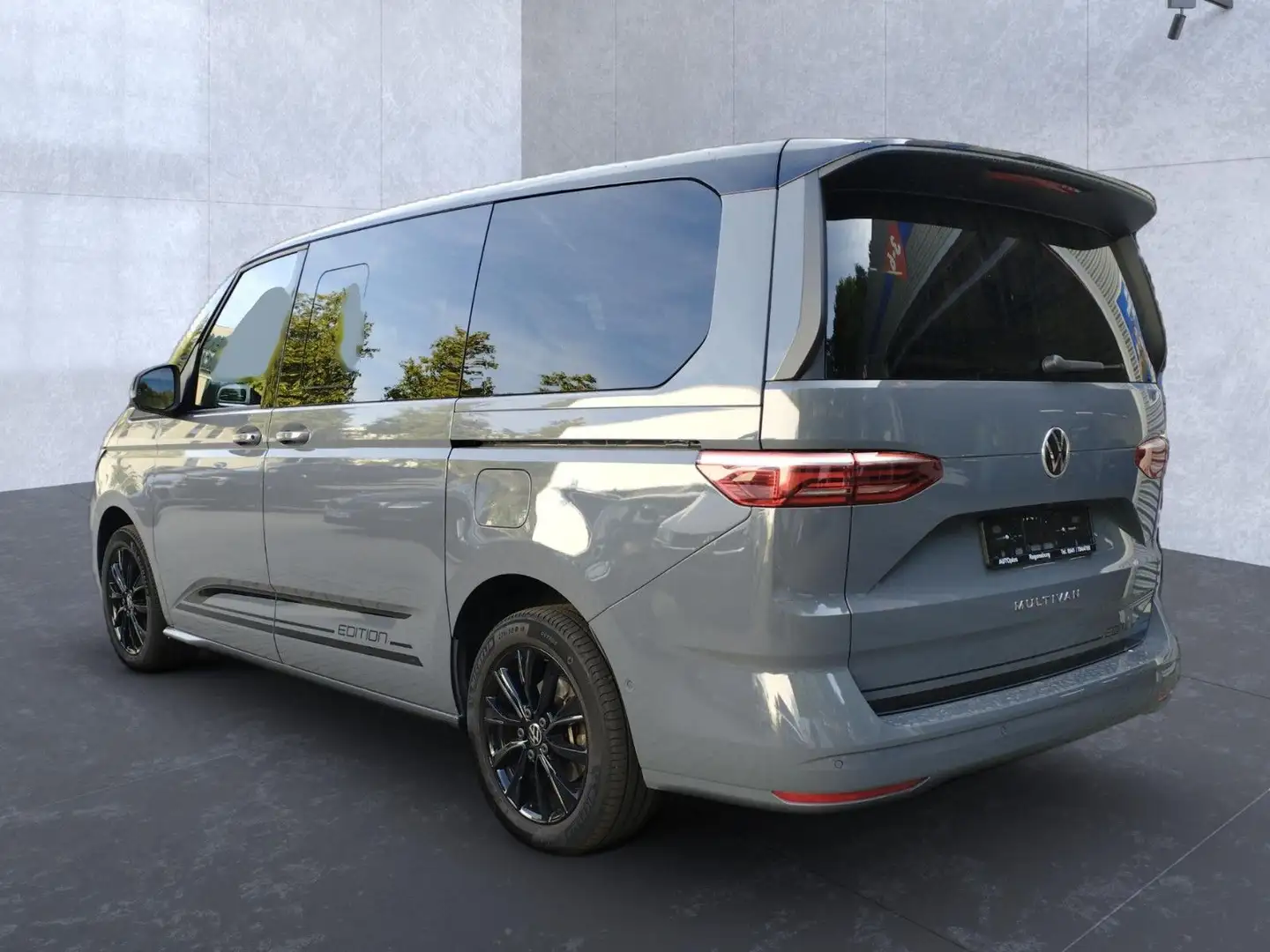 Volkswagen T7 Multivan *Edition*Pano*AHK*Standheiz.*lang Grau - 2