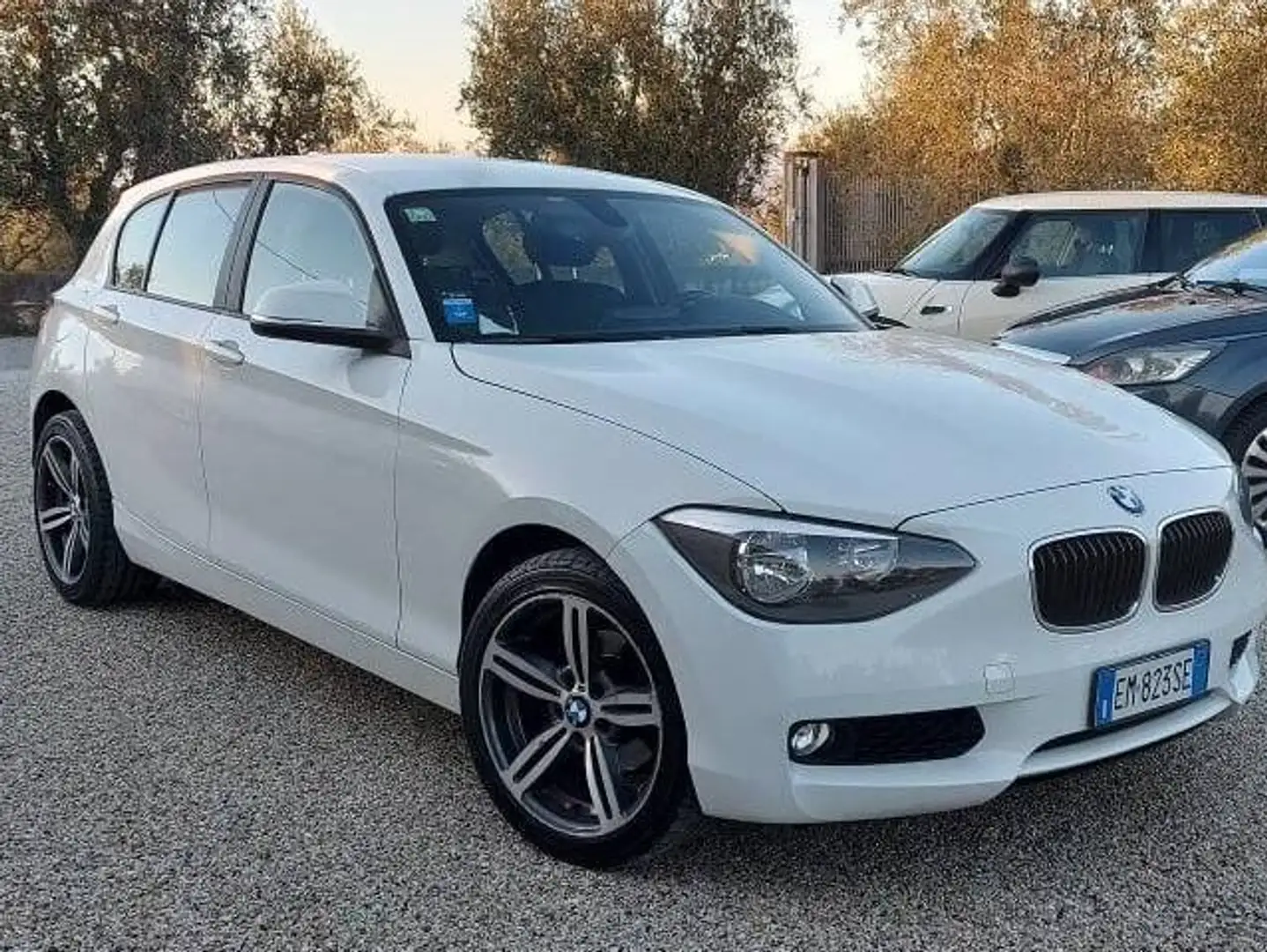 BMW 118 Serie 1 F/20-21 2011 118d 5p Unique Bianco - 1