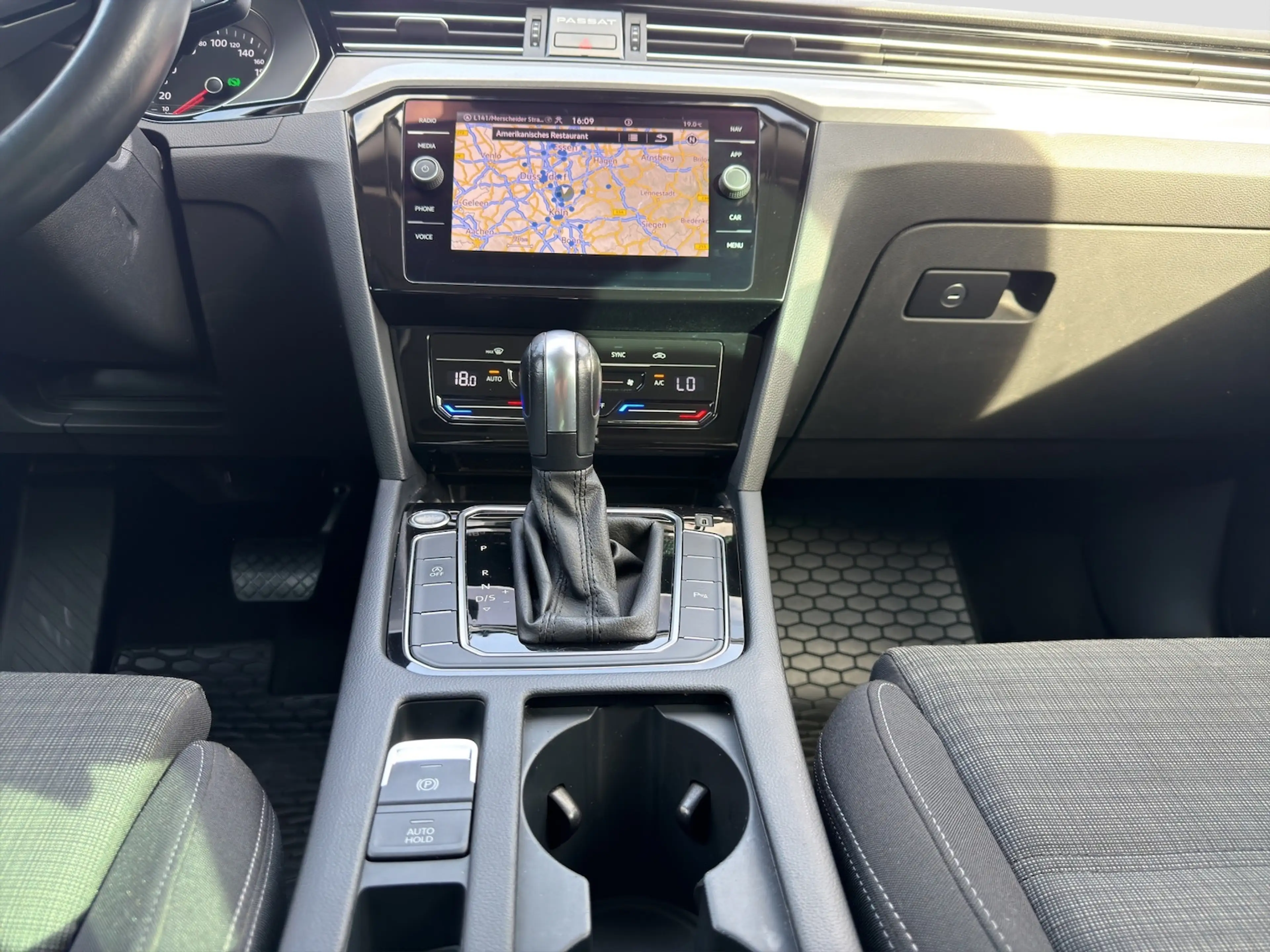 Volkswagen Passat Variant 2.0 TDI Business DSG ACC PDC — photo 11
