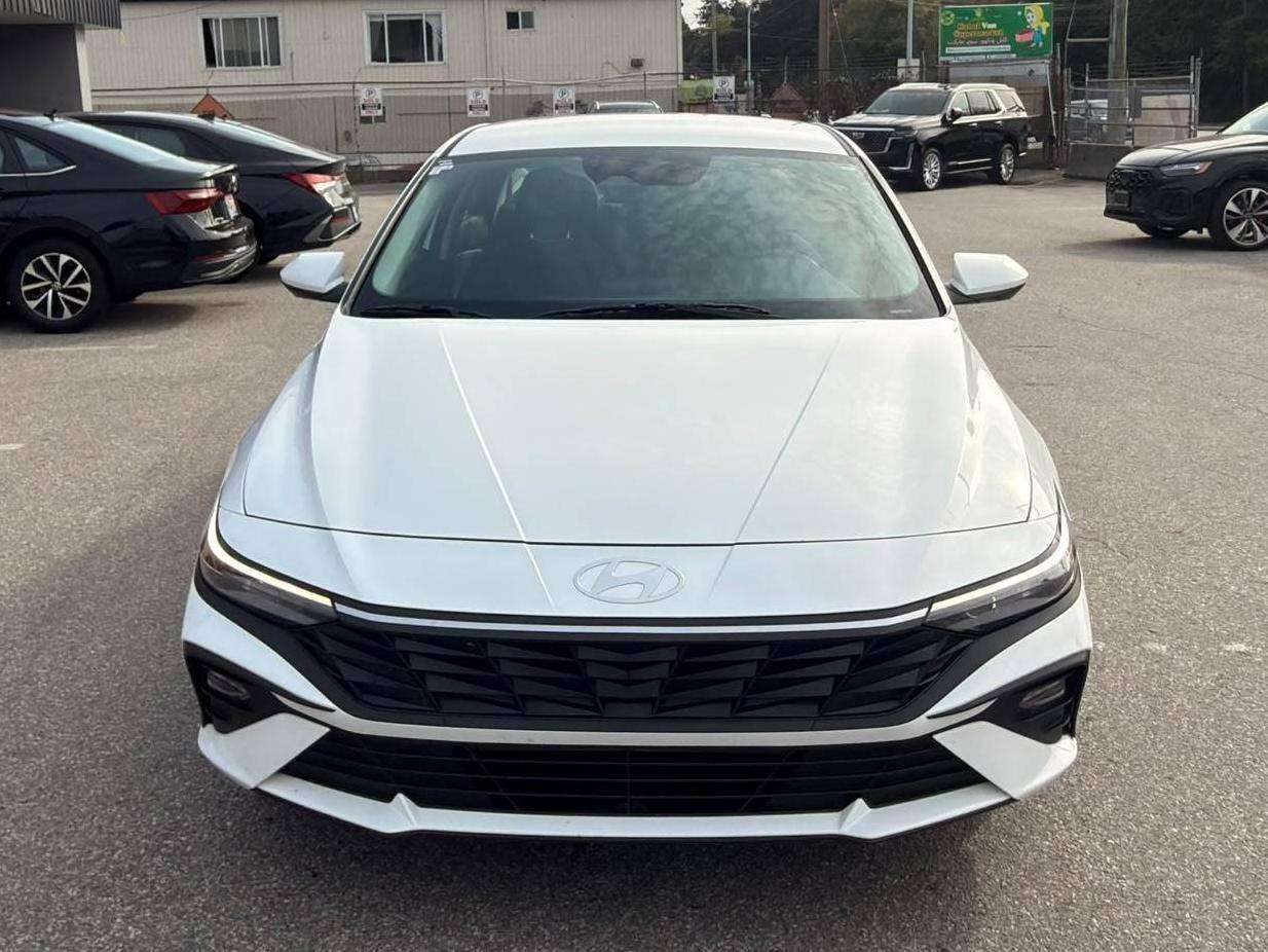 2025 Hyundai Elantra — view 2