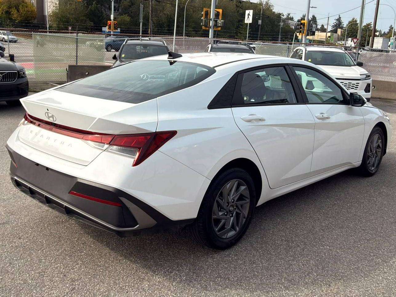 2025 Hyundai Elantra — view 5