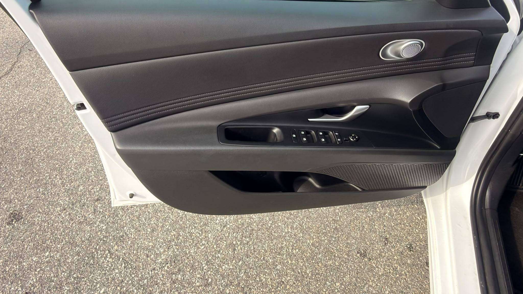 2025 Hyundai Elantra — view 10