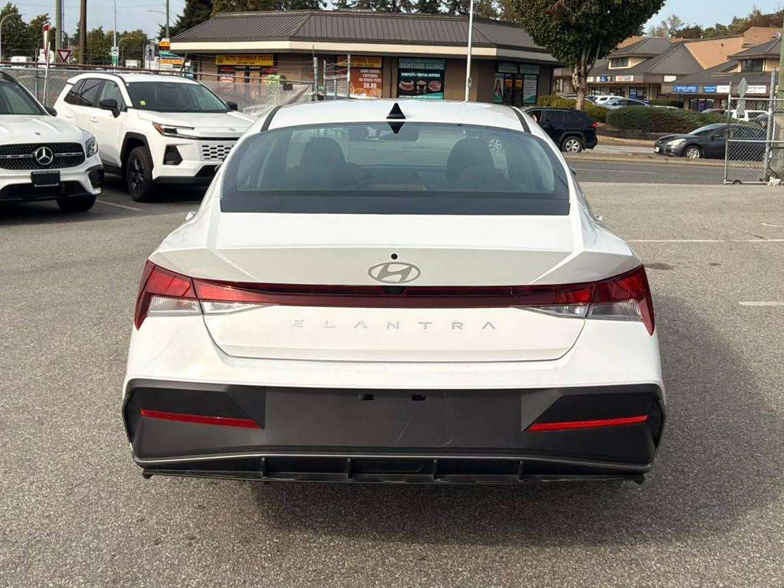 2025 Hyundai Elantra — view 6