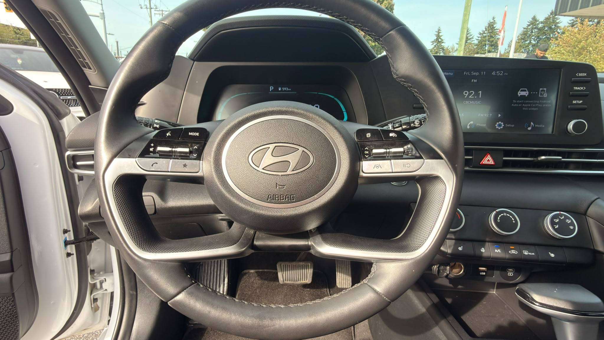 2025 Hyundai Elantra — view 14