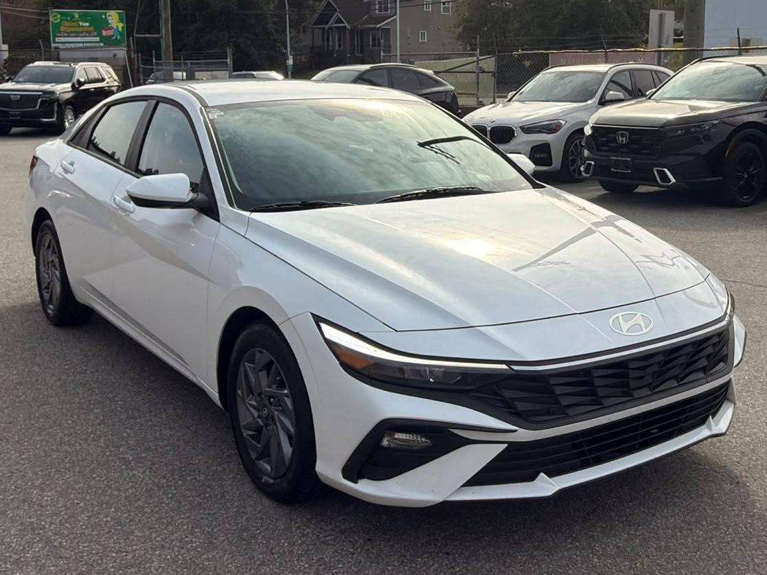 2025 Hyundai Elantra — view 3