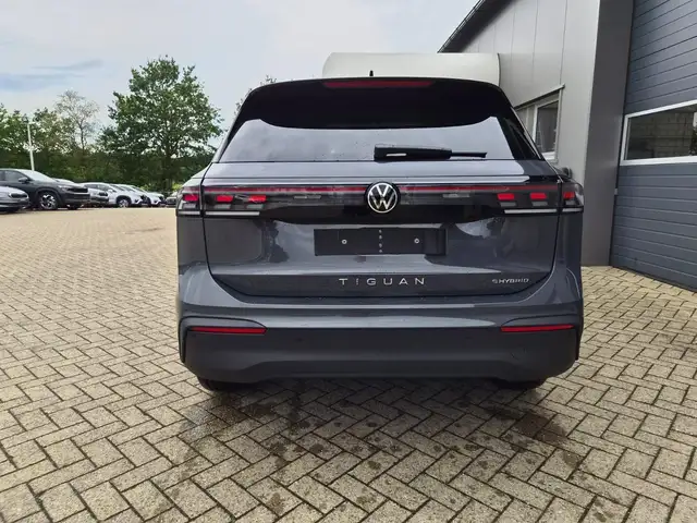 Volkswagen Tiguan view 4