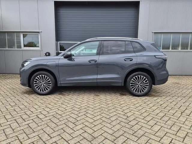 Volkswagen Tiguan view 2