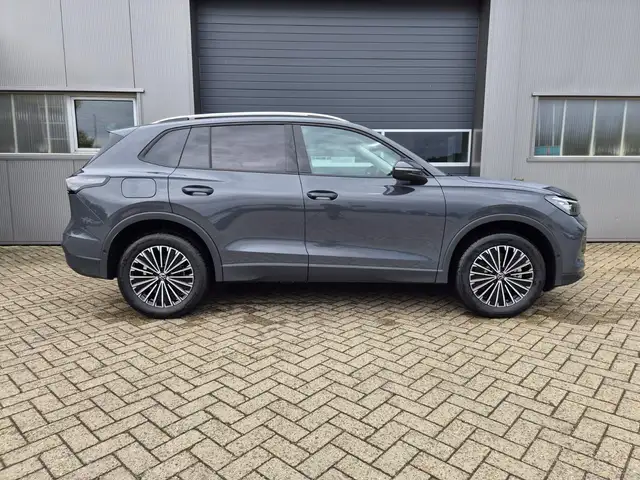 Volkswagen Tiguan view 6