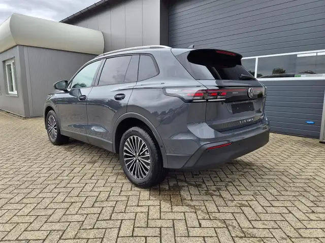 Volkswagen Tiguan view 3