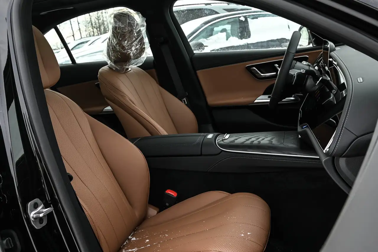 Mercedes-Benz E-Class снимка Mercedes-Benz E-Class