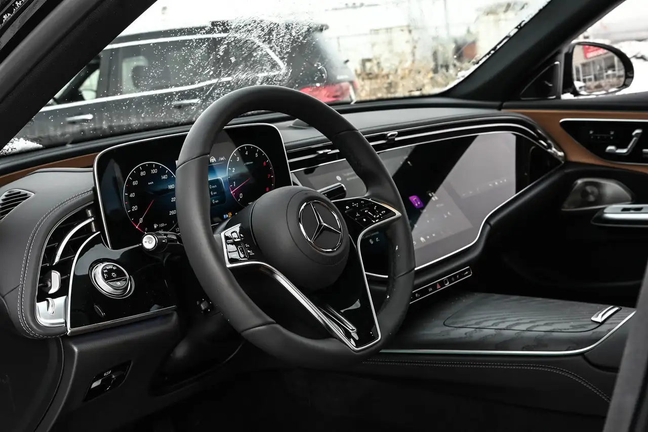 Mercedes-Benz E-Class снимка Mercedes-Benz E-Class