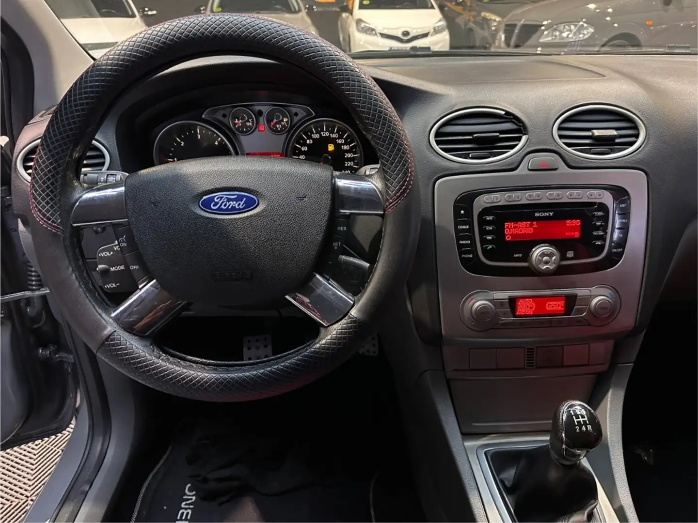 Ford Focus 1.8TDCi Titanium Gris - 2