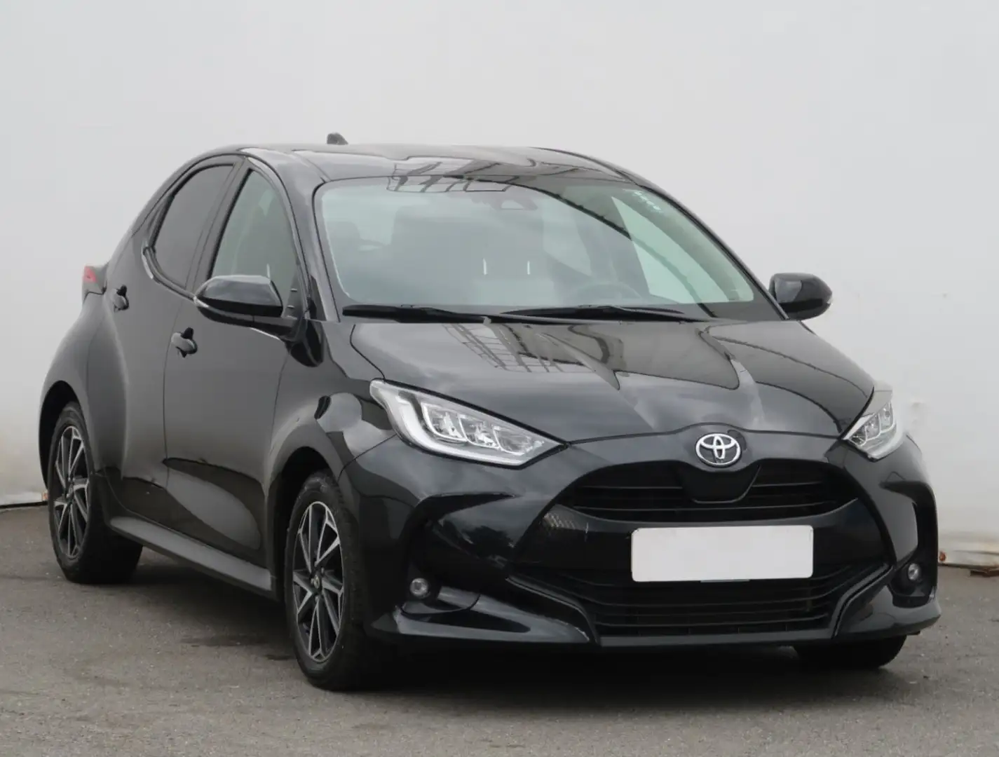 Toyota Yaris 1.5 Comfort ACC Fernlichtass. Kam. Navi Schwarz - 1