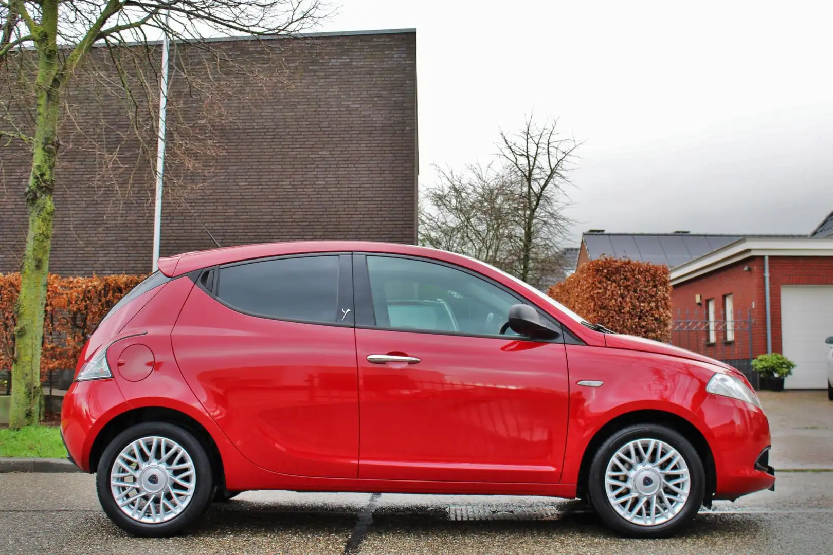 Lancia Ypsilon 0.9 TwinAir Silver Plus | 5-DEURS | AIRCO | NAP | Rood - 2