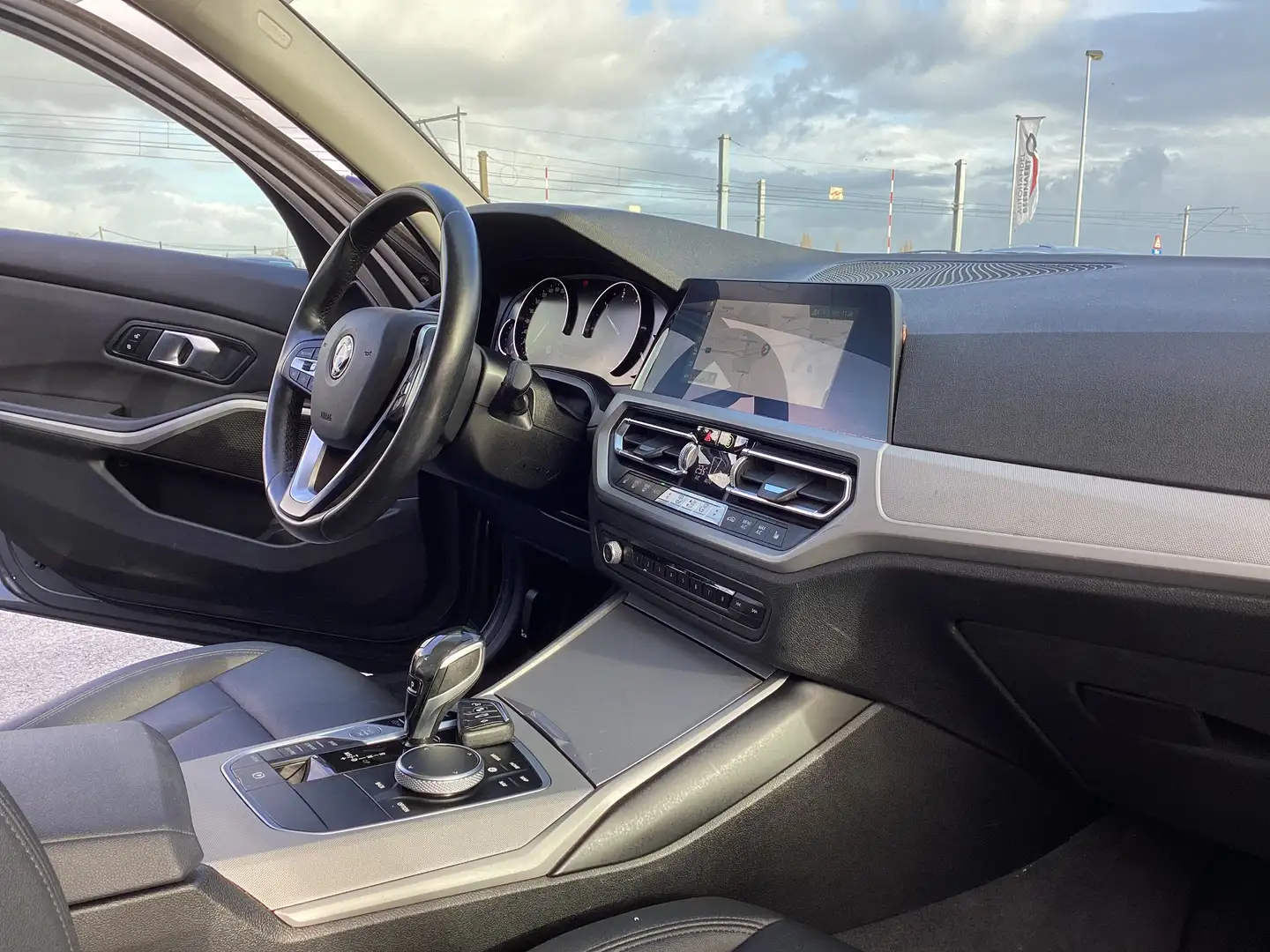 BMW 318 318d/1steEig/116000km/Leder/Trekhaak/Cam/Led/Alu Grau - 2