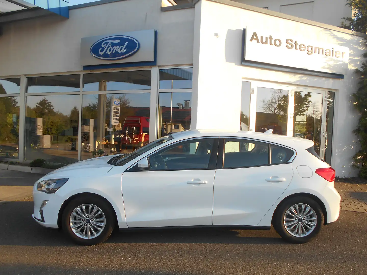 Ford Focus Titanium 5-tg. m. Technologie-Paket u. Winterpaket Weiß - 2