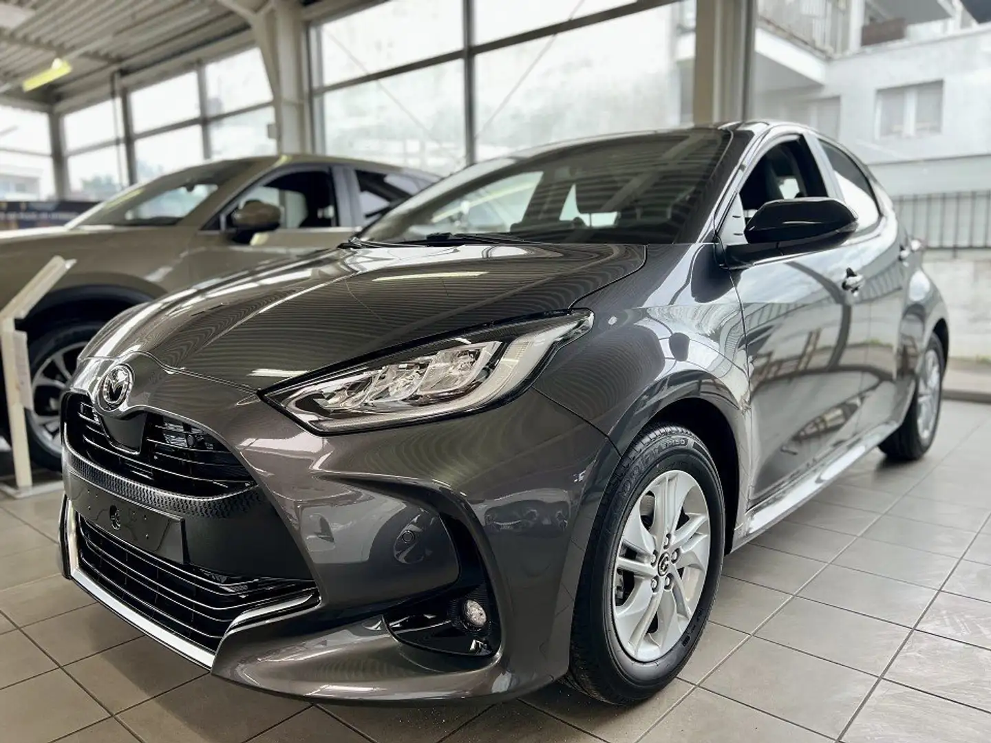 Mazda 2 Hybrid 1.5L AL-AGILE COMFORT-P SAFETY-P Grau - 2