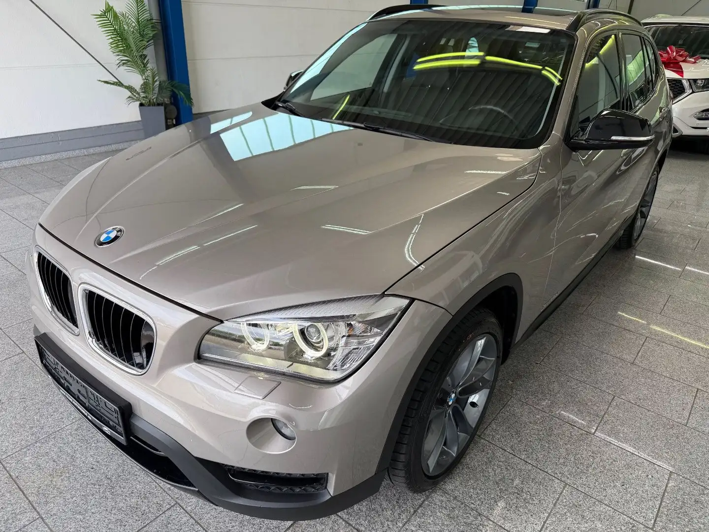 BMW X1 20 d xDrive*SPORT-LIN*AUTO*PANO*BI-XN*NAV*H&K Silber - 2