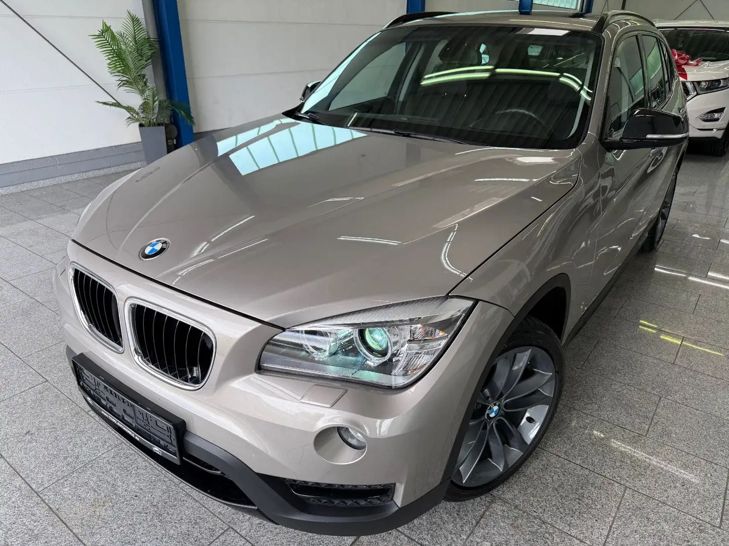 BMW X1 20 d xDrive*SPORT-LIN*AUTO*PANO*BI-XN*NAV*H&K Silber - 1
