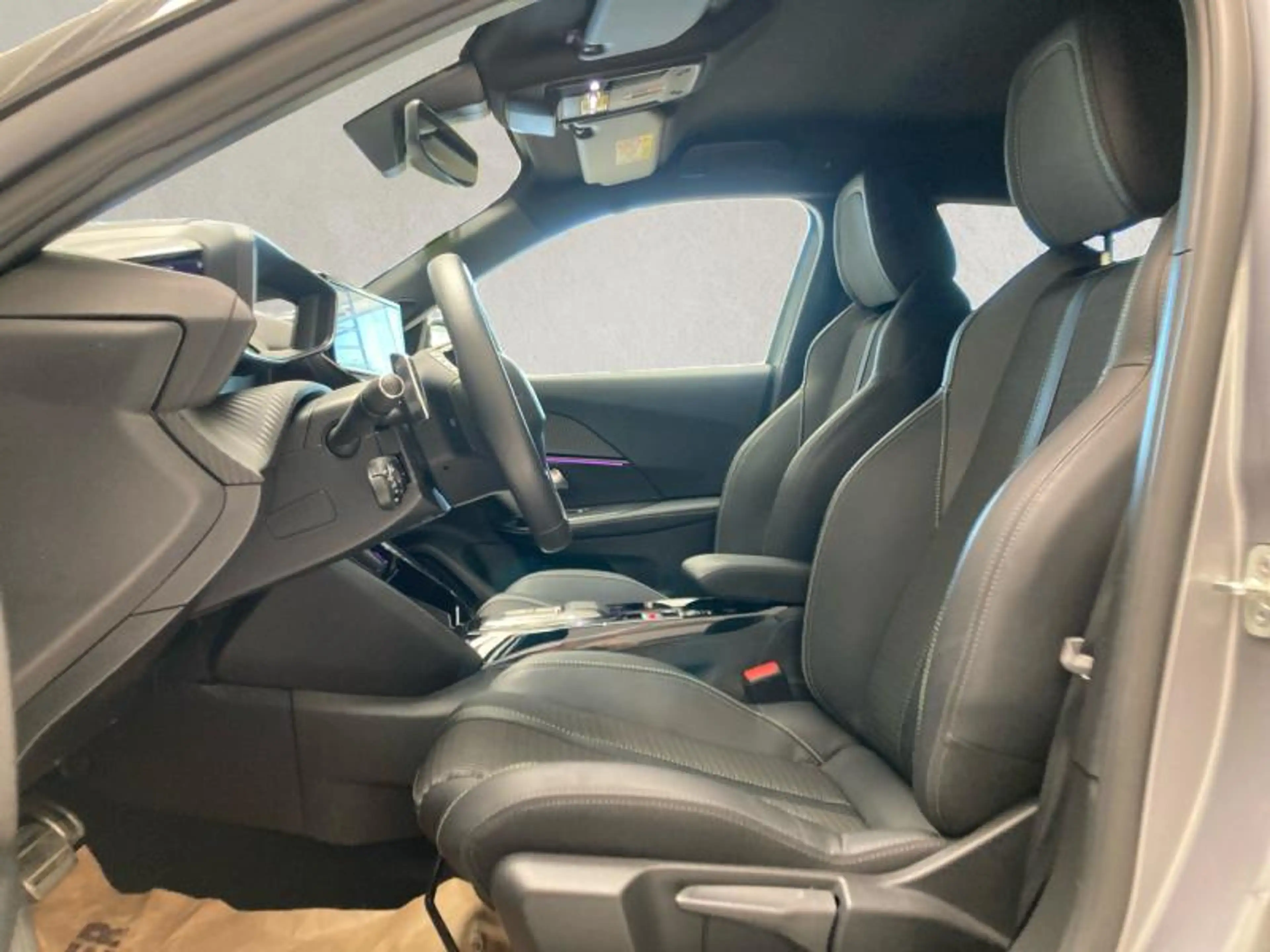 Peugeot 2008 II GT — photo 11
