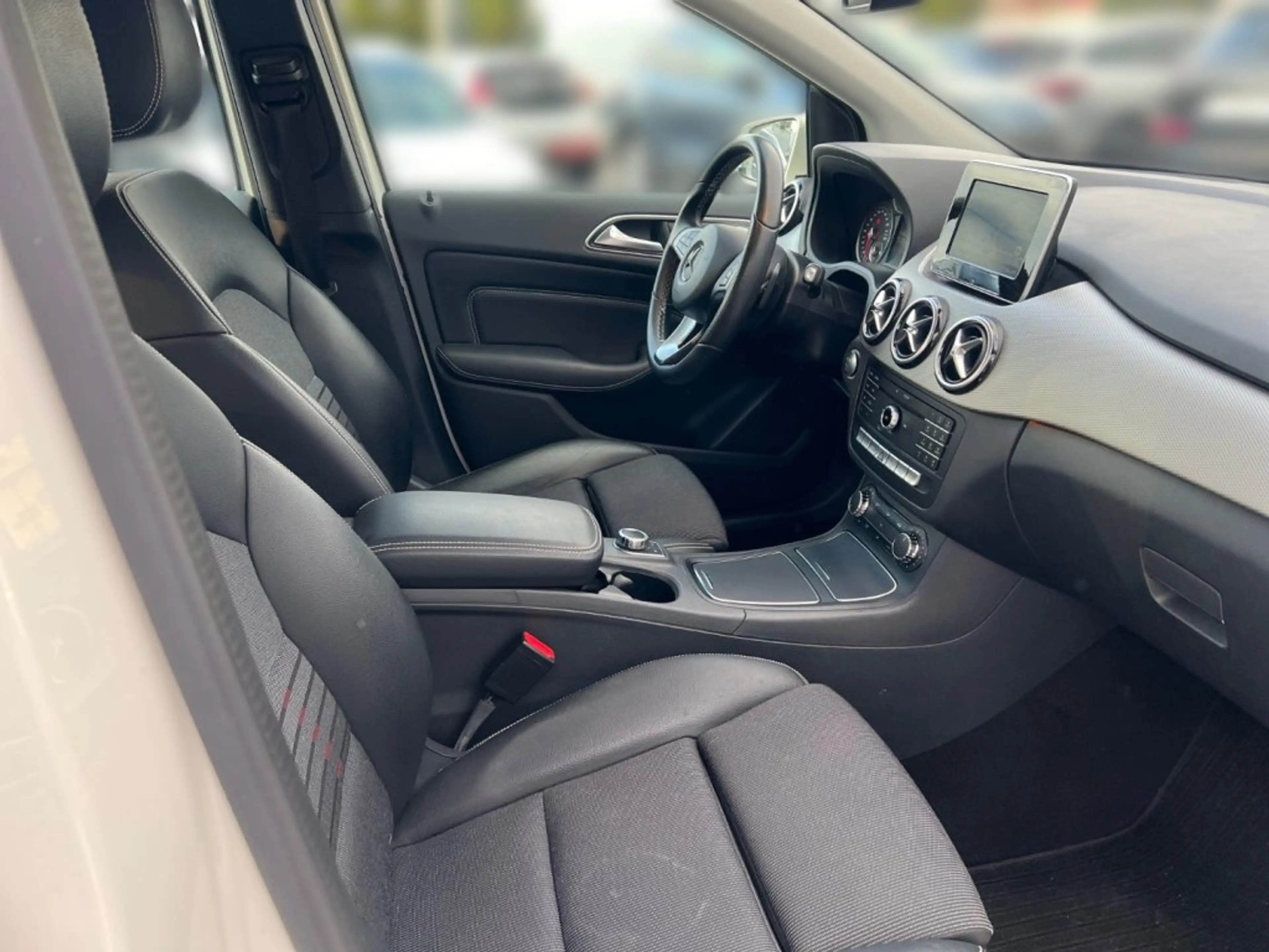 Mercedes-Benz B 220 4MATIC Aut. mit AHK — photo 13