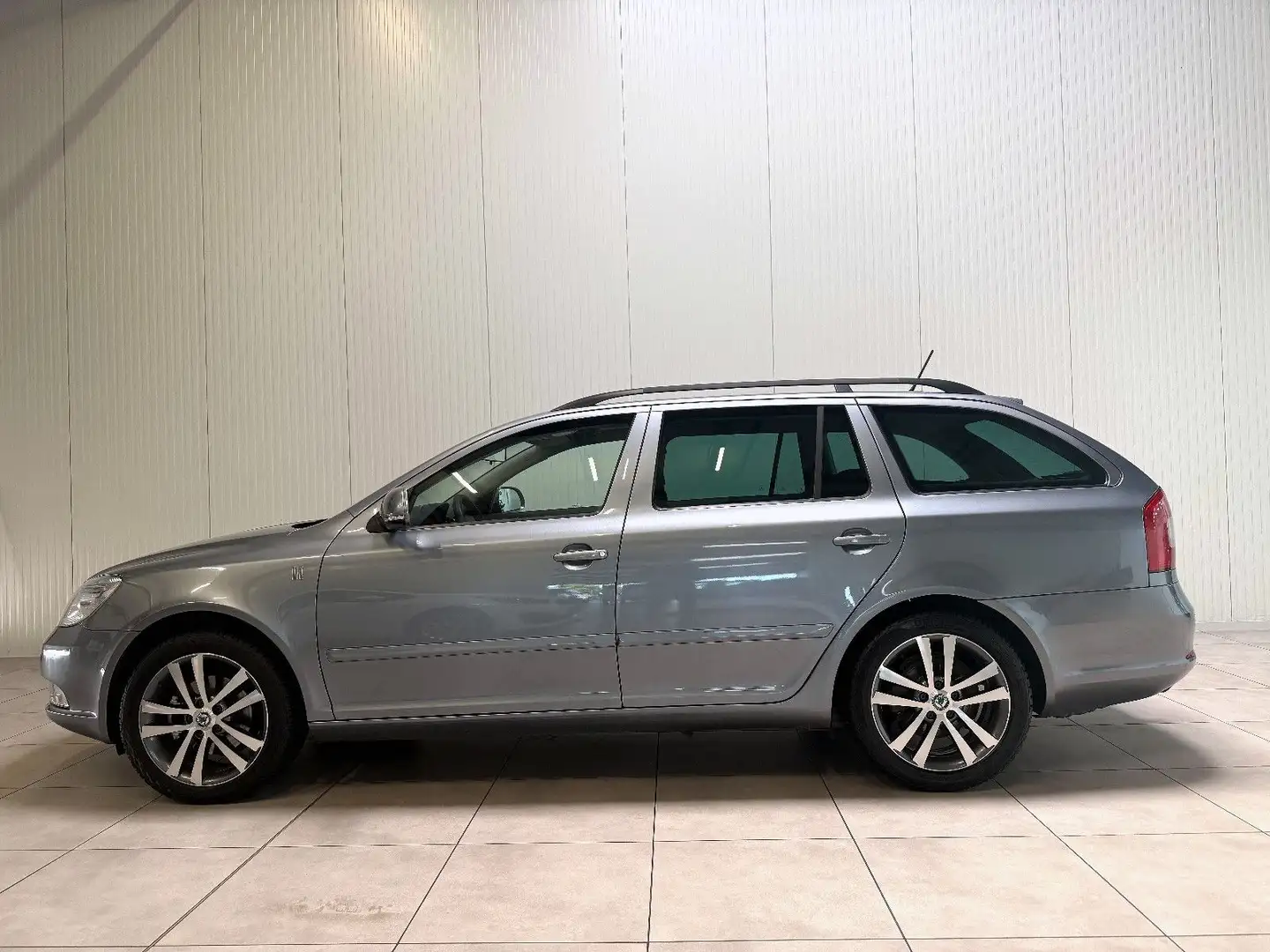Skoda Octavia Combi 1.8 Ambition TEMPOMAT / AUTOMATIK Gris - 2