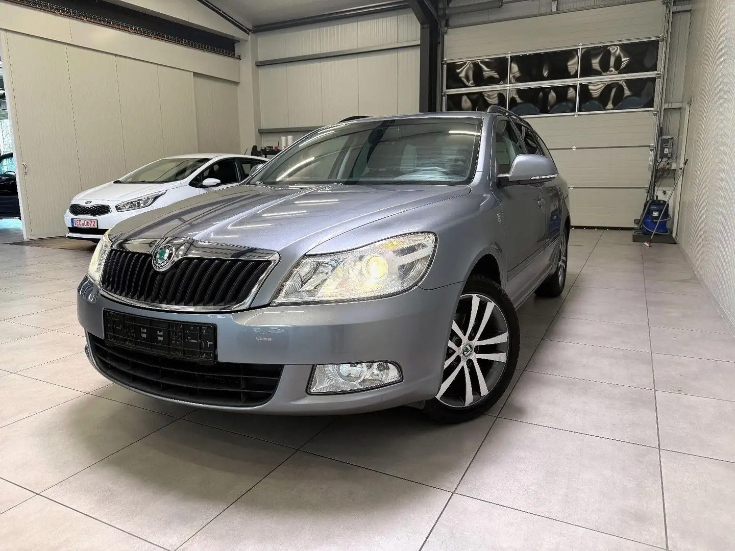 Skoda Octavia Combi 1.8 Ambition TEMPOMAT / AUTOMATIK Gris - 1