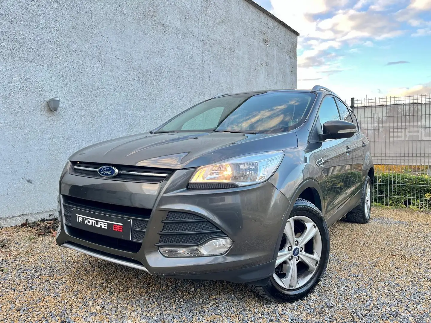 Ford Kuga 2.0 TDCi FWD Titanium NAVI/CLIM/BLUETOOTH/PDC/DAB Gris - 2