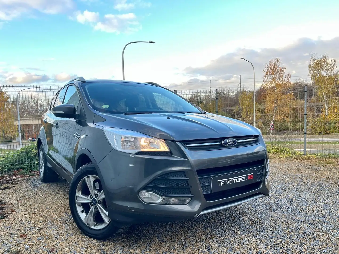 Ford Kuga 2.0 TDCi FWD Titanium NAVI/CLIM/BLUETOOTH/PDC/DAB Gris - 1